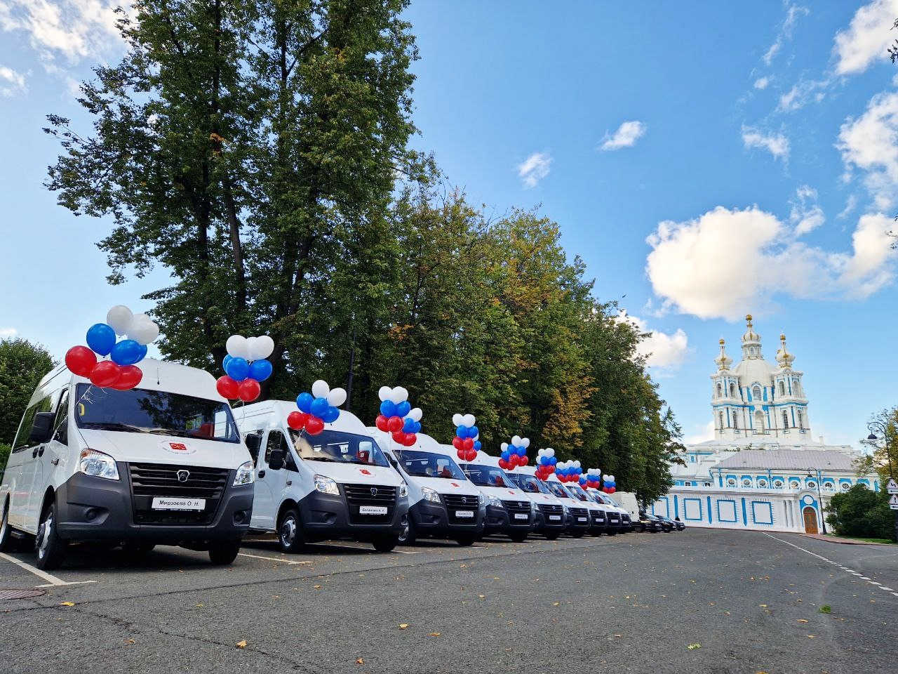 Многодетным семьям в Санкт-Петербурге подарили микроавтобусы ГАЗель NEXT