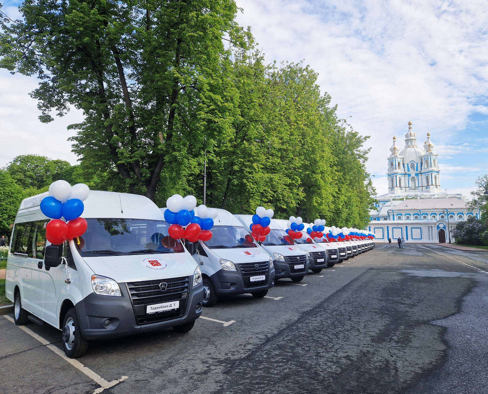 Губернатор Санкт-Петербурга вручил микроавтобусы ГАЗ многодетным семьям 31 мая в Смольном