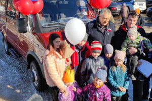 Губернатор Ленинградской области Александр Дрозденко вручил ключи от нового микроавтобуса «Газель» многодетной семье. 