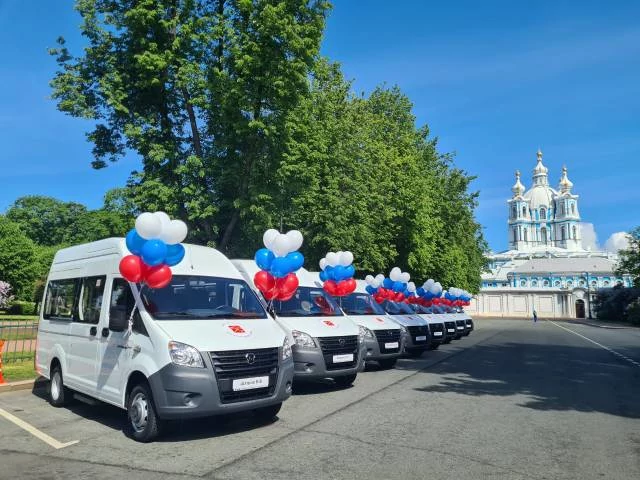 Вручение микроавтобусов ГАЗ многодетным семьям в Смольном