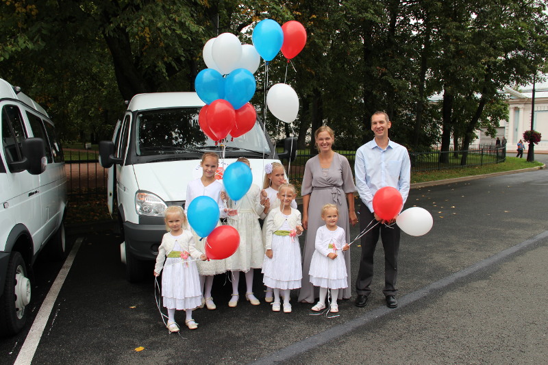 Многодетным петербуржцам подарили микроавтобусы ГАЗ